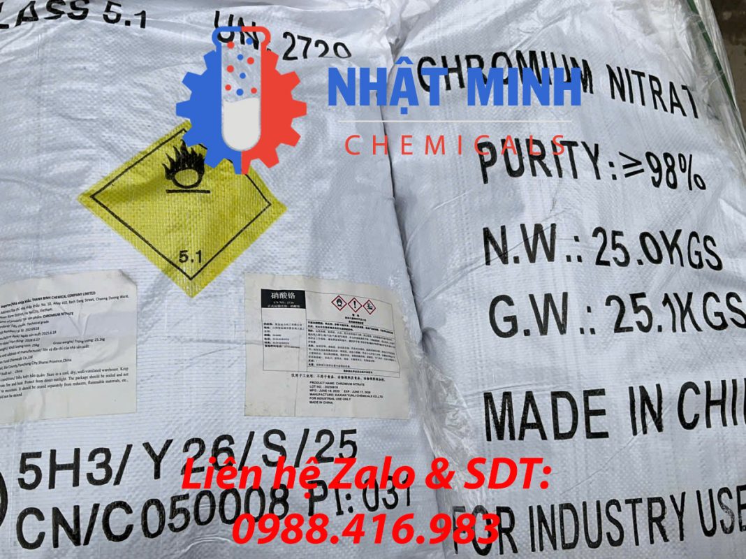 Bao bì Chromium Nitrate (Cr(NO₃)₃) độ tinh khiết ≥ 98%, net weight 25 kg, UN 2720 Class 5.1, xuất xứ Trung Quốc, phân phối bởi Nhật Minh Chemicals.