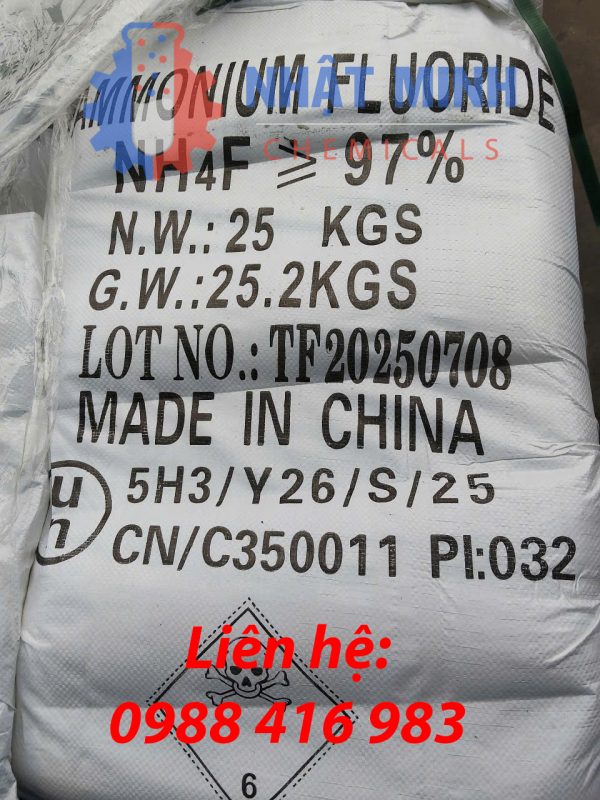 Ảnh bao bì Ammonium Fluoride (Ammonium fluoride) với nhãn cảnh báo "Danger" và biểu tượng GHS (skull & crossbones). Nhãn song ngữ Anh-Trung, kèm hướng dẫn an toàn và thông tin nhà cung cấp (cần ảnh cận hơn để đọc chi tiết mã lô/NSX).